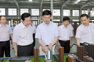 河南省省長謝伏瞻到信陽國際家居產(chǎn)業(yè)小鎮(zhèn)調(diào)研,并參觀了天一美家集團信陽天一窗業(yè)